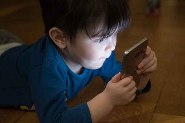 Niños sufren más miopía por constante uso de dispositivos móviles