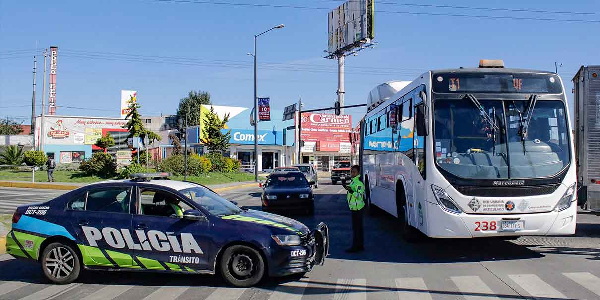 Papás cerraron bulevar para exigir destitución de directora de primaria “Emperador Moctezuma”