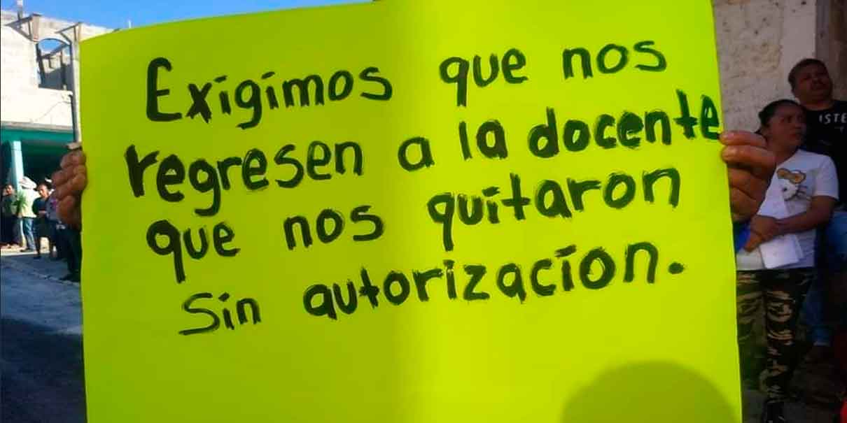 ​ Tlacuilotepec, Pue. La mañana de este martes padres de familia de la escuela Primaria Ignacio Zaragoza, ubicada en la localidad de Santa María, en el municipio de Tlacuilotepec se manifestaron a las afueras de la institución exigiendo la falta de recurso (maestro) sabiendo el director y la misma supervisora que desde el inicio del ciclo escolar no ha llegado.    Por tal motivo, piden a la supervisora Maribel Cuevas, para que atienda la problemática de la primaria y les reponga al docente que aún no llega.  Te puede interesar: Con manifestación padres de familia exigen frenar distribución de libros de texto   Hasta el momento la manifestación no dará paso atrás hasta que los mismos padres de familia sean escuchados por las autoridades, de lo contrario, trascendió que tomarán la carretera que conduce a la cabecera municipal de Tlacuilotepec hasta que tengan un representante del gobierno del estado y dar solución a este tema.       *BC  ​