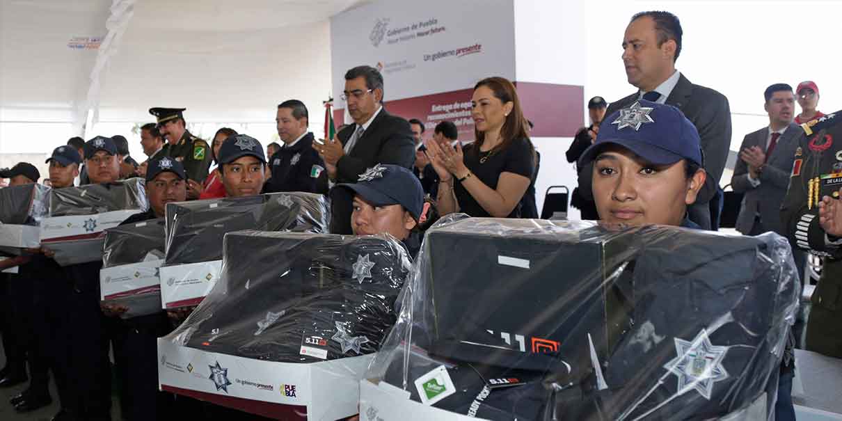 Policías de Puebla recibieron reconocimientos y apoyos del gobierno estatal