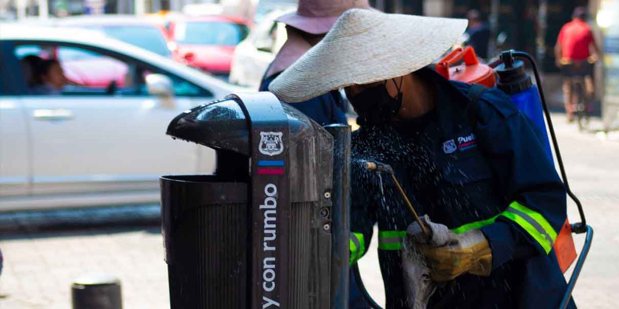 Dan mantenimiento a mobiliario urbano en el Centro Histórico de Puebla