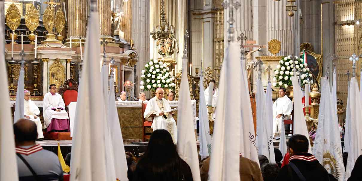 Celebran Corpus Christi con procesión y misa en Catedral de Puebla