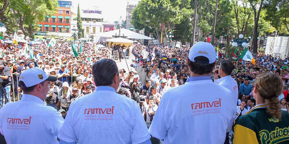 Apoteósico recibimiento a los Pericos de Puebla campeones