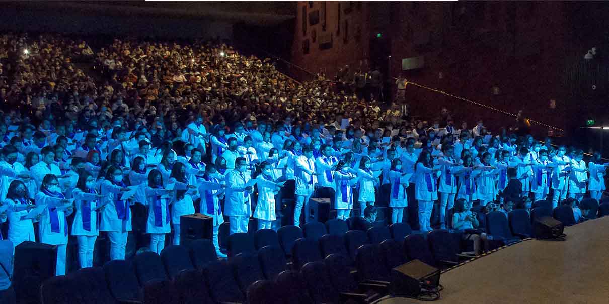 Lilia Cedillo preside graduación de generación médicos de la BUAP