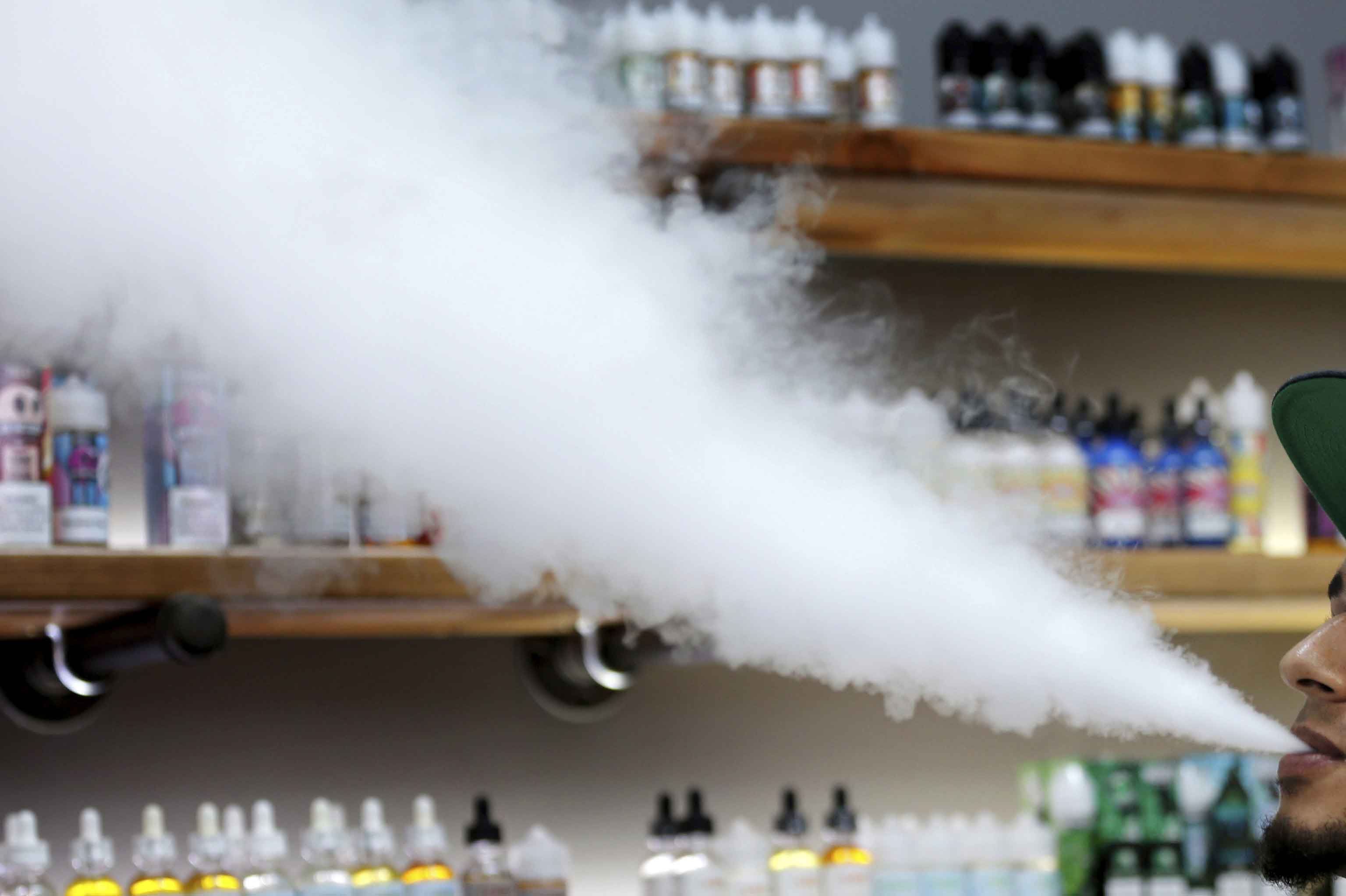 Regulación provocó la venta clandestina de vapeadores