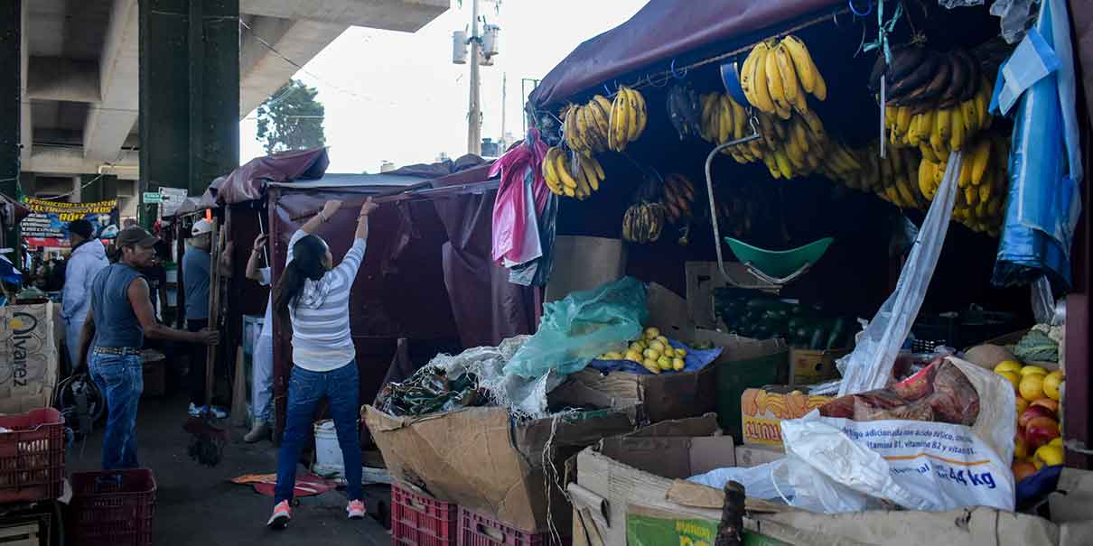 Retiran a comerciantes de la vía pública en la zona del mercado de Amalucan