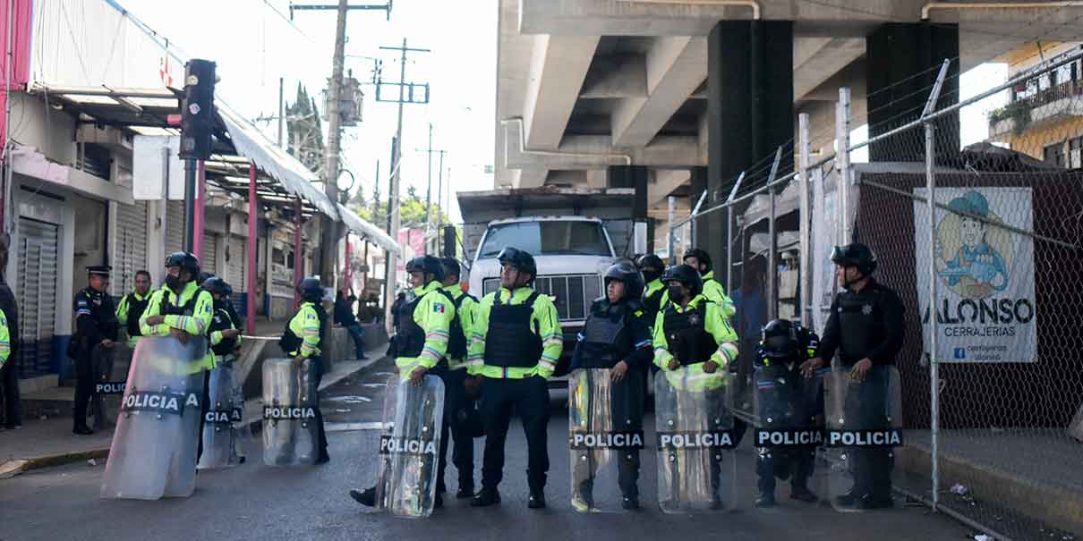 Retiran a comerciantes de la vía pública en la zona del mercado de Amalucan