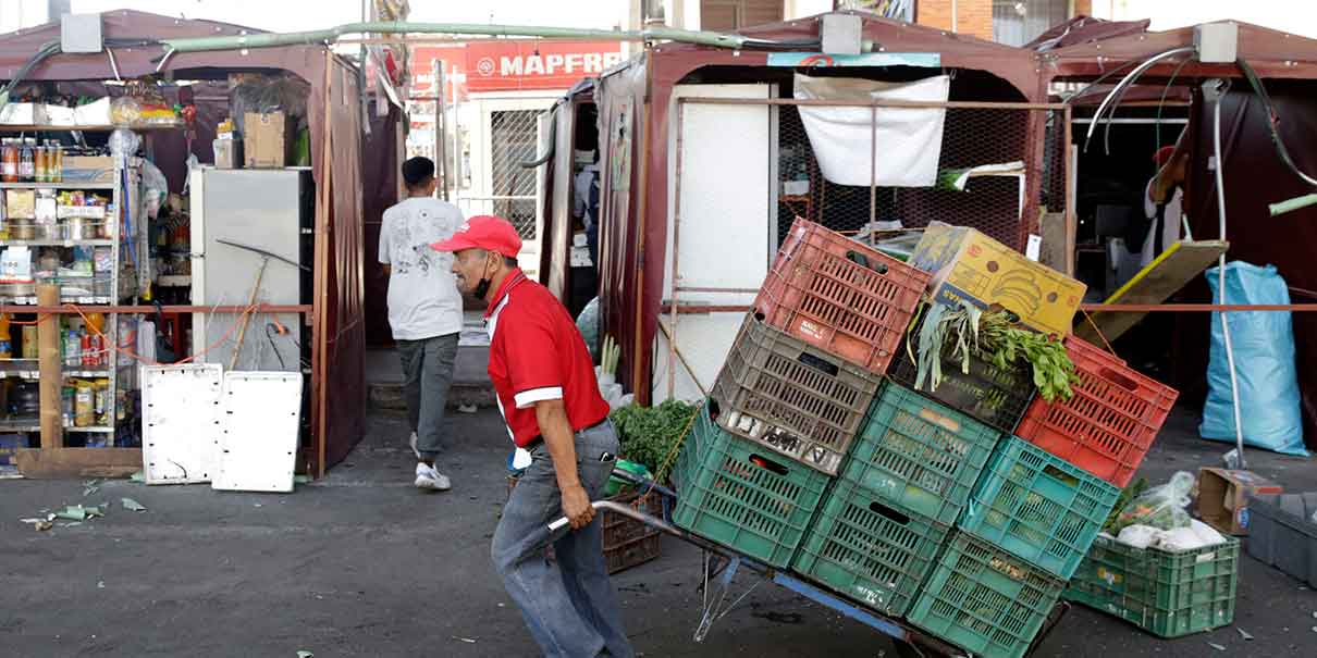 Retiran a comerciantes de la vía pública en la zona del mercado de Amalucan