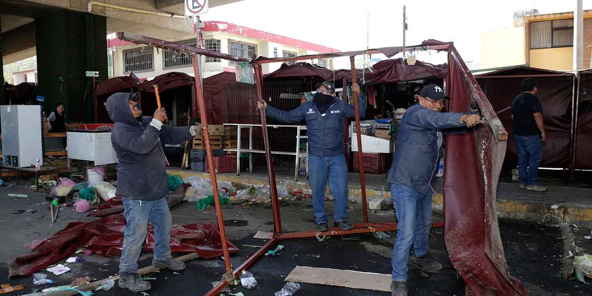 Retiran a comerciantes de la vía pública en la zona del mercado de Amalucan