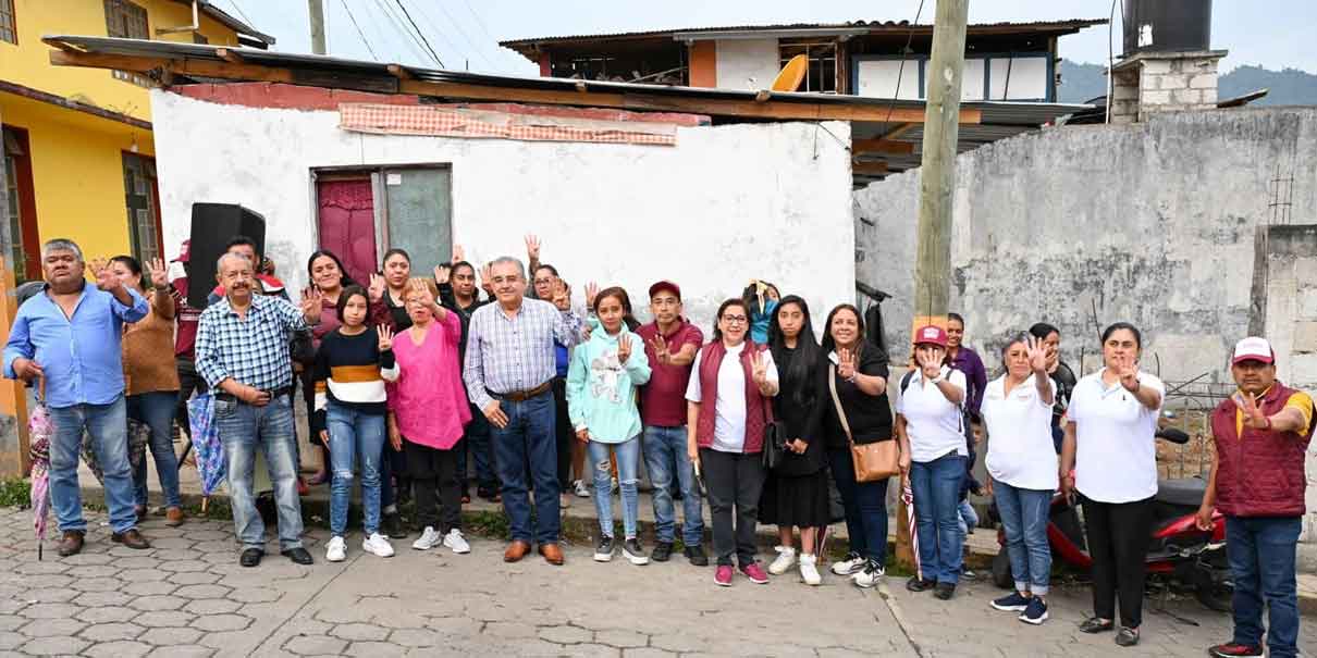 Rogelio López recorre colonias de Huauchinango para difundir sus propuestas