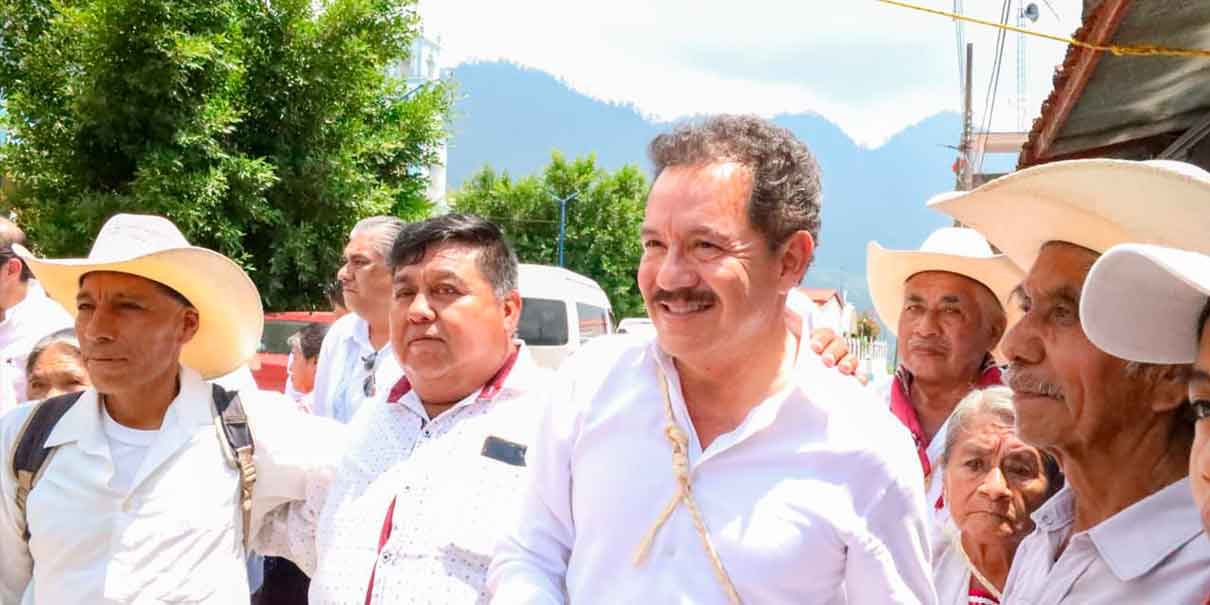 Sostiene Ignacio Mier encuentro con habitantes de Zongozotla