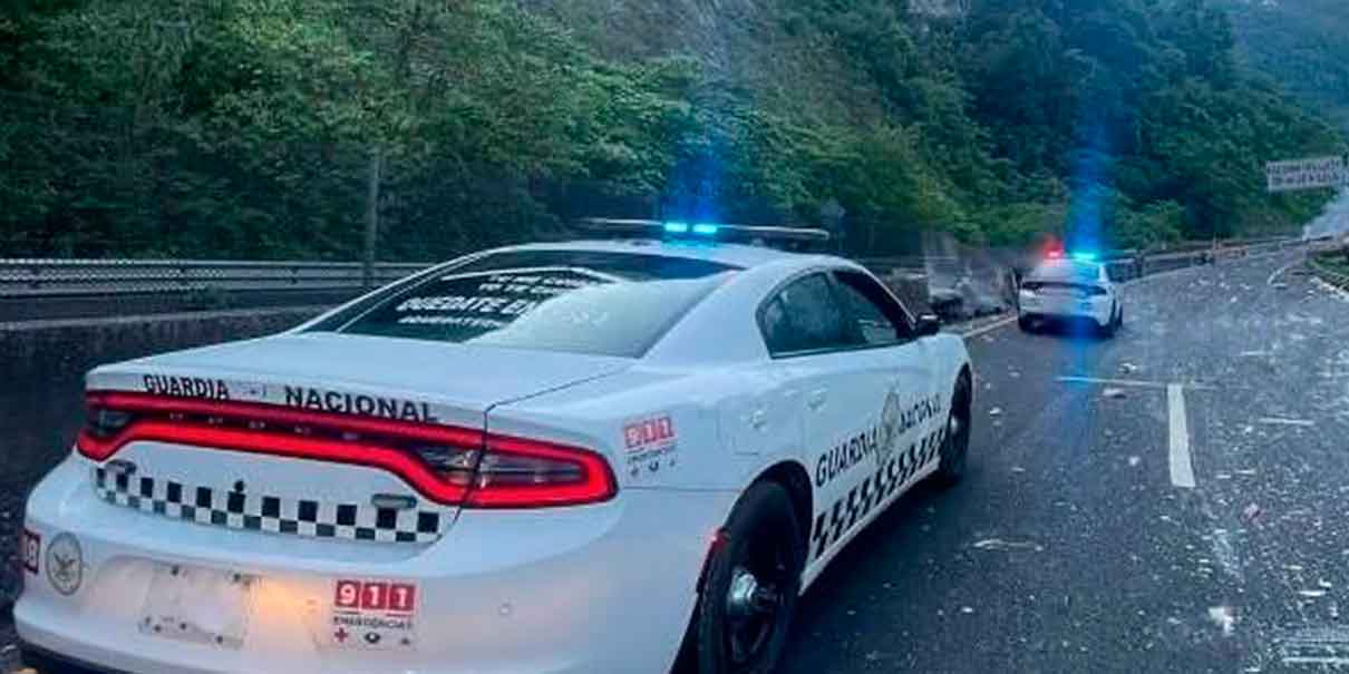 Tráiler mandó a camioneta a barranca en la Sierra Norte, hubo un muerto