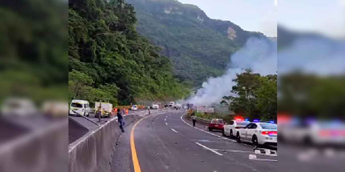 Tráiler mandó a camioneta a barranca en la Sierra Norte, hubo un muerto