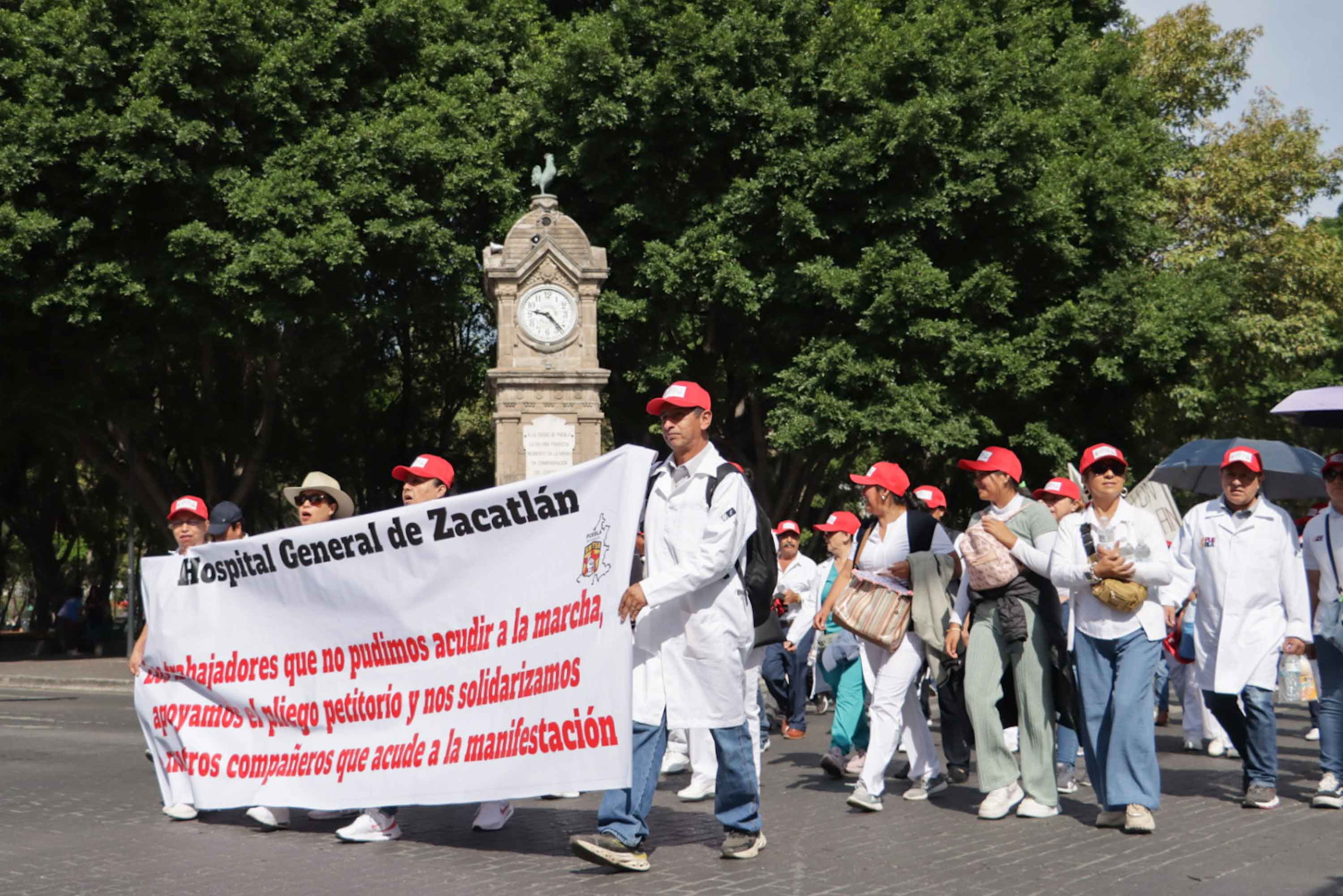 Trabajadores de Salud realizan plantón y marcha; denuncian falta de insumos y plazas