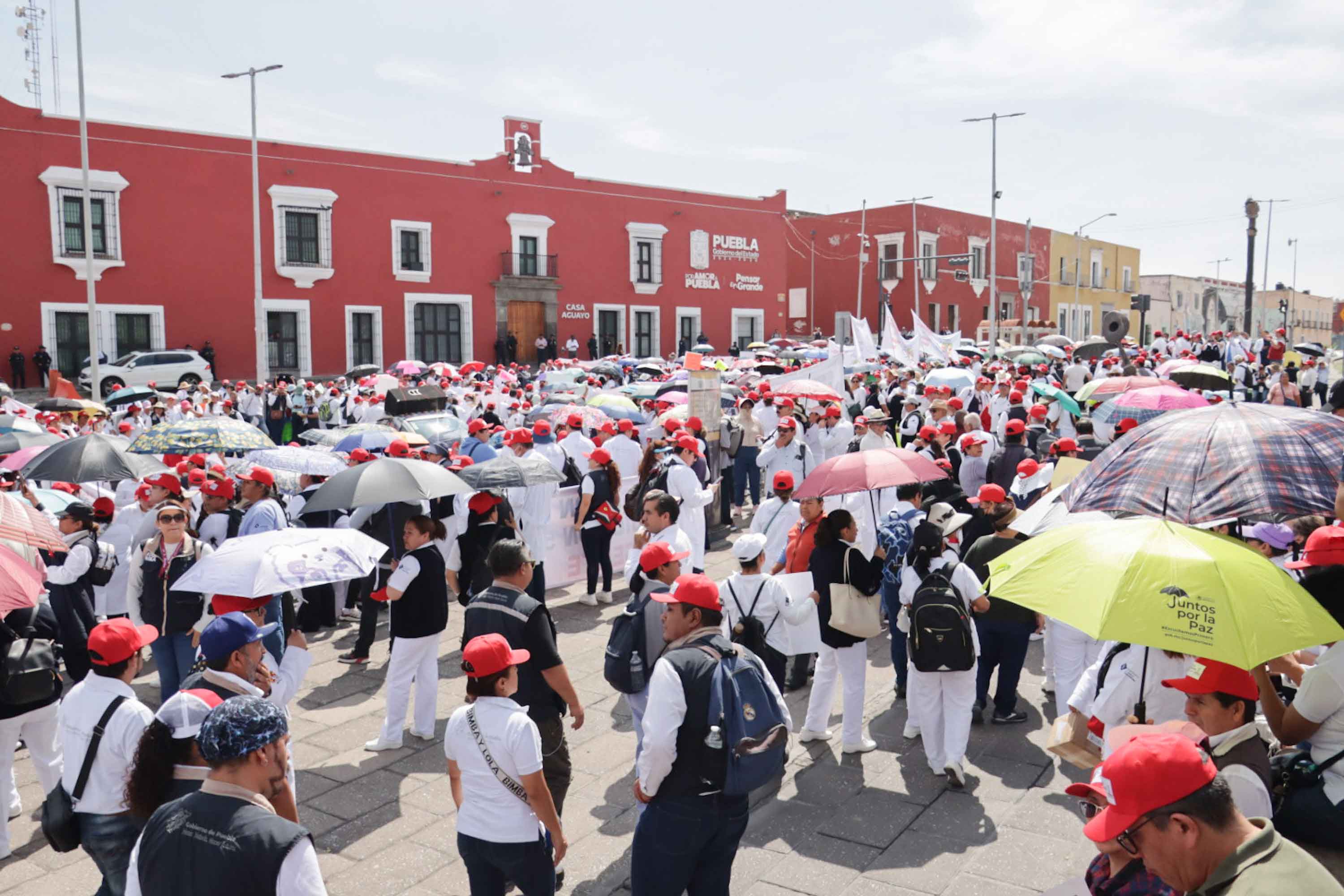 Trabajadores de Salud realizan plantón y marcha; denuncian falta de insumos y plazas