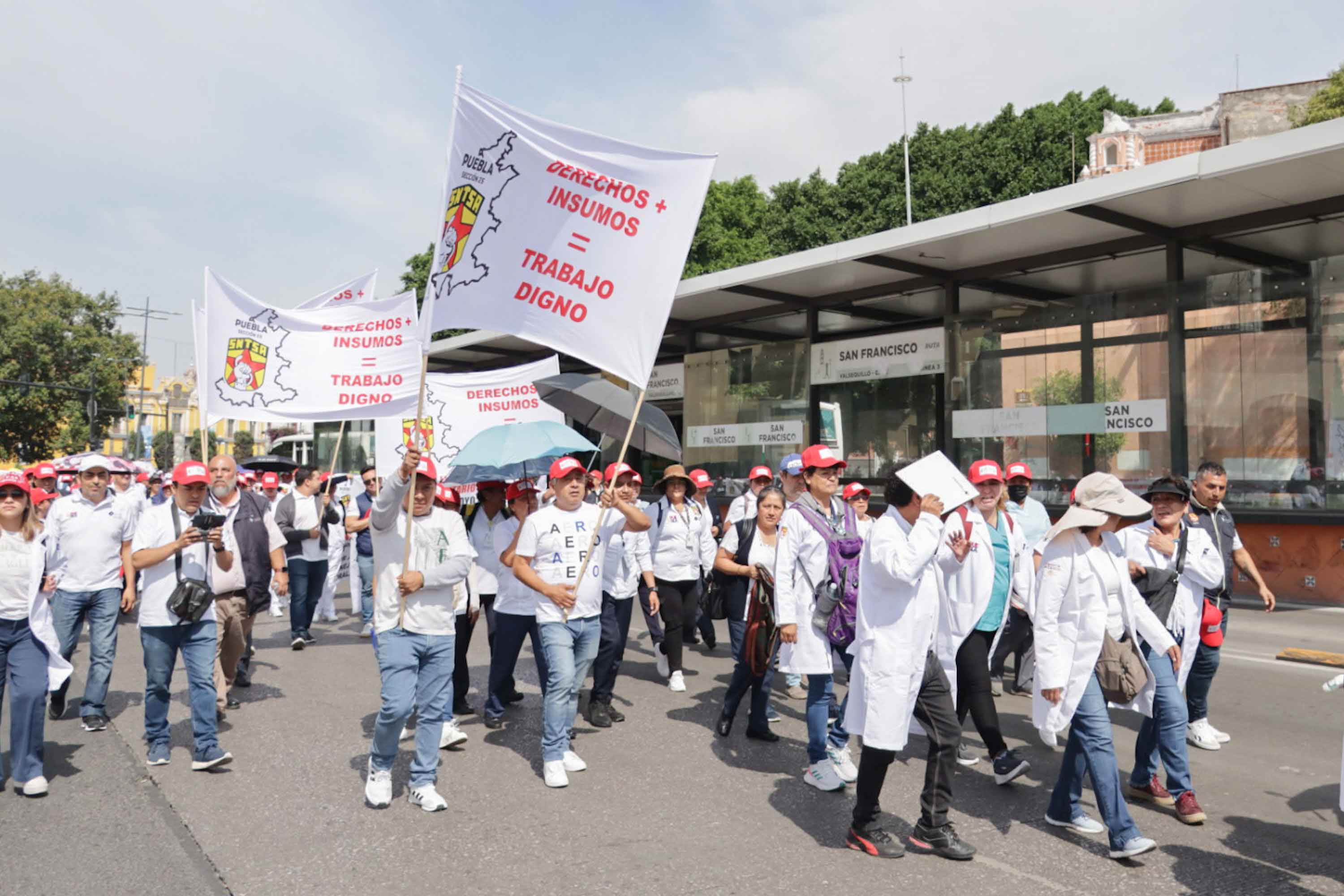 Trabajadores de Salud realizan plantón y marcha; denuncian falta de insumos y plazas