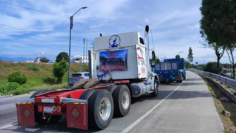 Transportistas bloquean autopistas y carreteras federales de Puebla