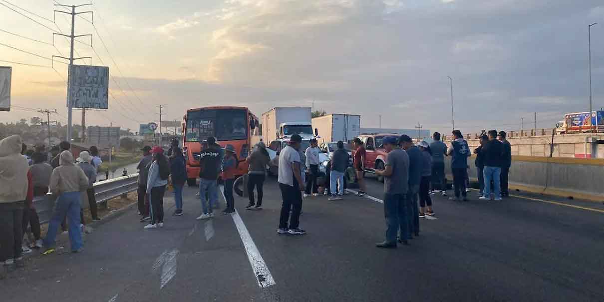 Vecinos liberan autopista tras hallar a estudiantes desaparecidas en Coronango