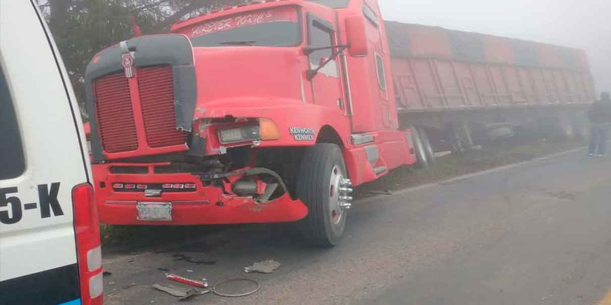 Neblina y exceso de velocidad provoca carambola en la Sierra Norte; hubo un muerto