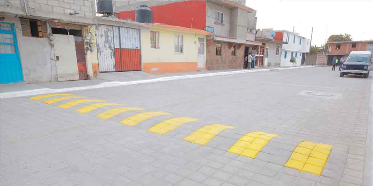 ​ Puebla, Pue. El gerente del ayuntamiento de Puebla, Adán Domínguez Sánchez realizó la entrega de la calle 93 oriente, la cual fue rehabilitada a tras del programa Construyendo Contigo, con una inversión de 1.2 millones de pesos.    El funcionario municipal dijo que, se realizó en equipo entre las vecinas y vecinos de la colonia 16 de Septiembre Sur.  Dijo que, a través de esta iniciativa, el ayuntamiento pone el material y los vecinos la mano de obra, con ello se realizó la colocación de adoquín, instalación de dentellones, entre otros.  Te puede interesar: Los Barrios de San Antonio y El Refugio cuentan con mejor imagen urbana Recordó que para ser parte del programa Construyendo Contigo pueden escribir al whatsapp: 22 15 97 27 64 y en las redes sociales del ayuntamiento: tw: @pueblaayto fb: HAyuntamientoDePuebla       *BC  ​