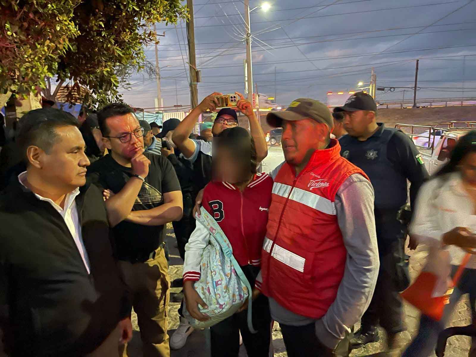 Vecinos liberan autopista tras hallar a estudiantes desaparecidas en Coronango