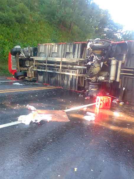 Volcadura de tráiler en la México-Tuxpan cobra la vida de una persona