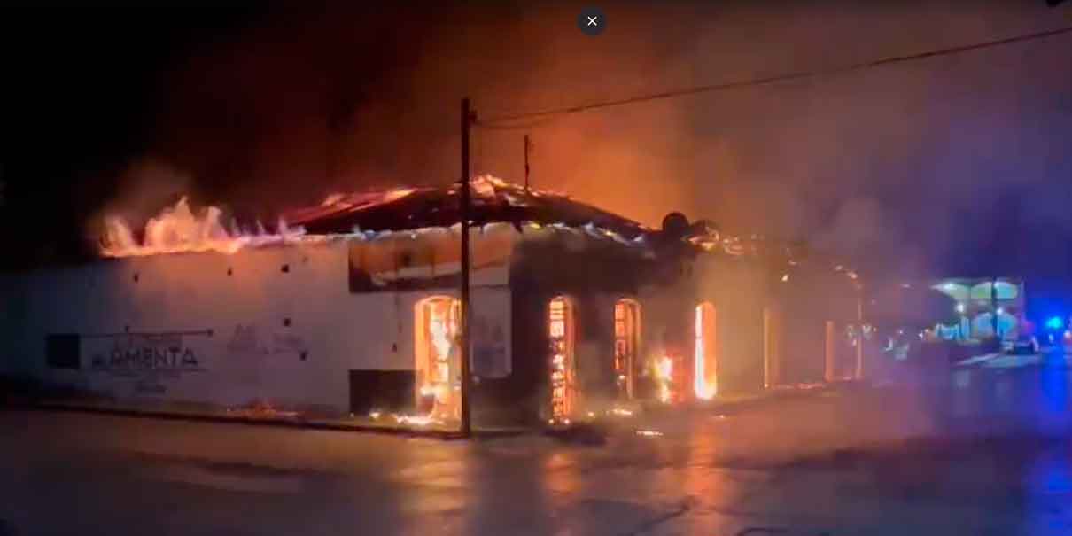 Vivienda de Metlaltoyuca fue consumida por el fuego