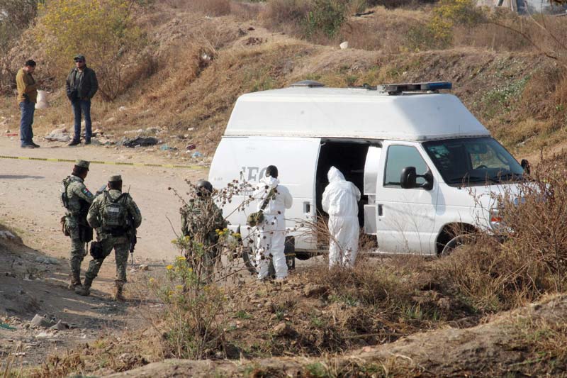 Abandonan bolsas con restos humanos en lote baldío de Xochimehuacán