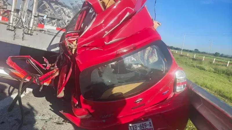 Jornada de accidentes en Puebla deja muertos, volcadura de tráileres y caos vial