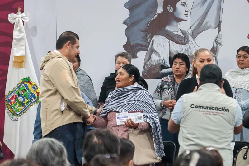 Adultos mayores y mujeres reciben tarjetas de Pensión para el Bienestar en Puebla