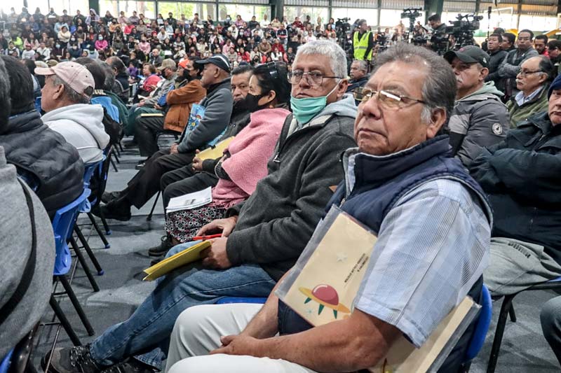 Adultos mayores y mujeres reciben tarjetas de Pensión para el Bienestar en Puebla
