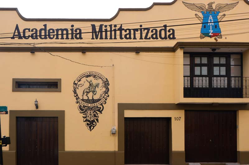 La academia militarizada Ignacio Zaragoza suspendió actividades mientras la SEP Puebla garantiza la entrega de documentos a estudiantes