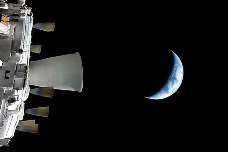 Así es la primera imagen de la Tierra vista como una media luna desde el espacio