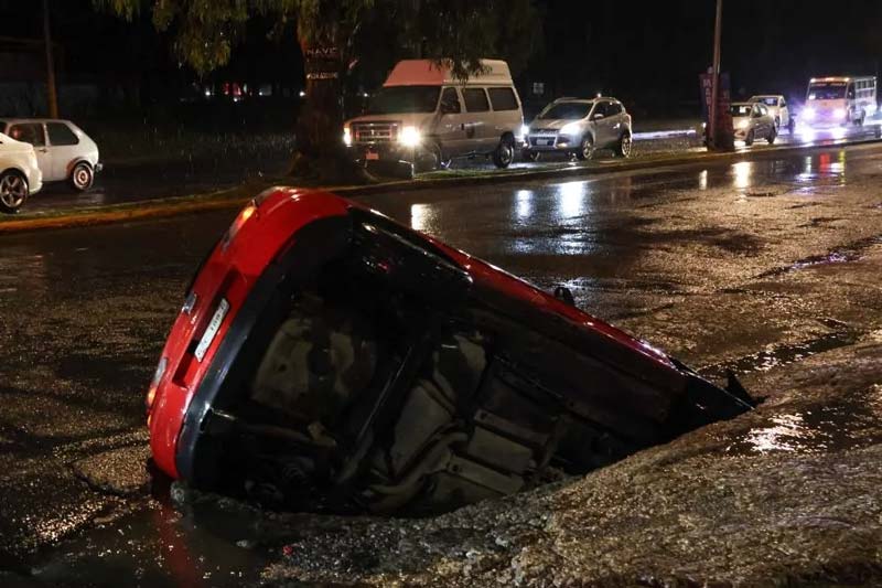 Atienden socavón en La María donde un automóvil cae tras lluvias en Puebla capital