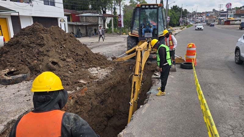 Atienden socavón en La María donde un automóvil cae tras lluvias en Puebla capital