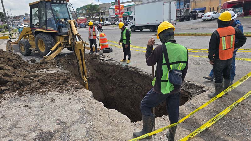 Atienden socavón en La María donde un automóvil cae tras lluvias en Puebla capital