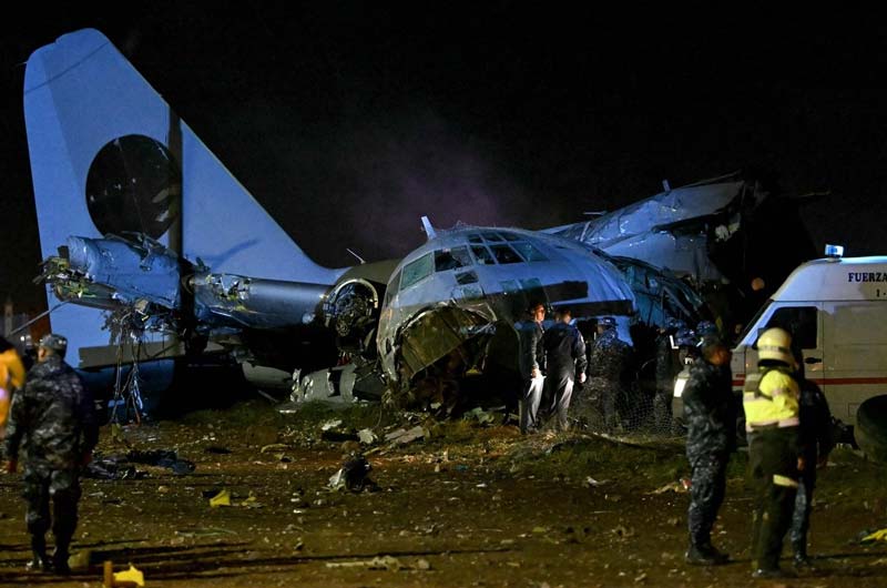 Avión militar cargado de dinero fuera de pista colisiona con vehículos en Bolivia