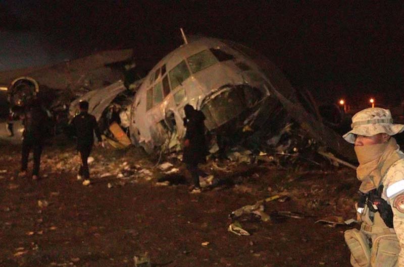 Avión militar cargado de dinero fuera de pista colisiona con vehículos en Bolivia