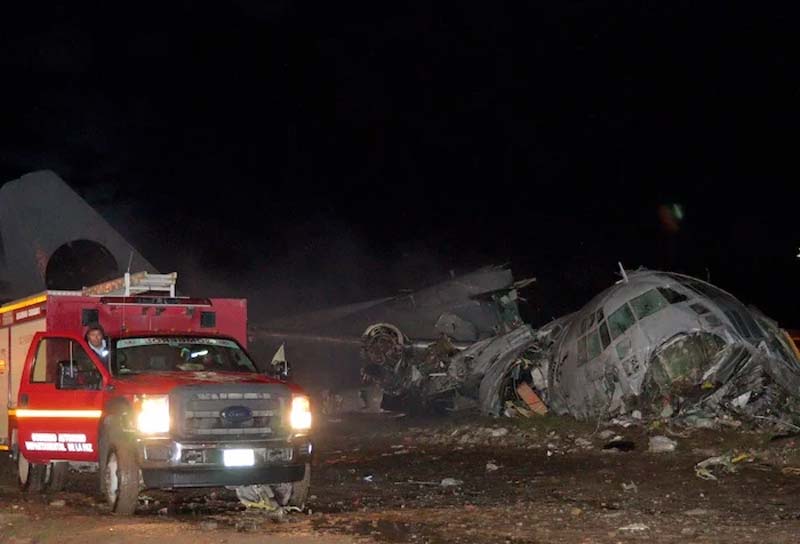 Avión militar cargado de dinero fuera de pista colisiona con vehículos en Bolivia