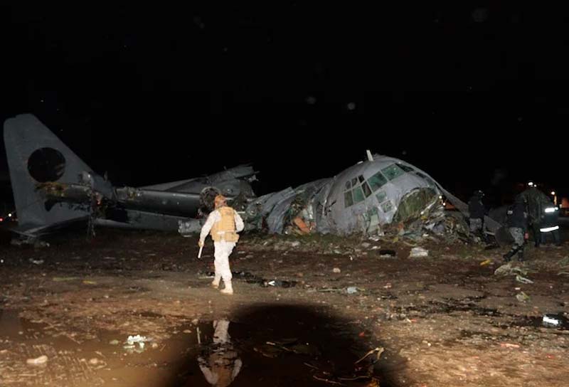 Avión militar cargado de dinero fuera de pista colisiona con vehículos en Bolivia