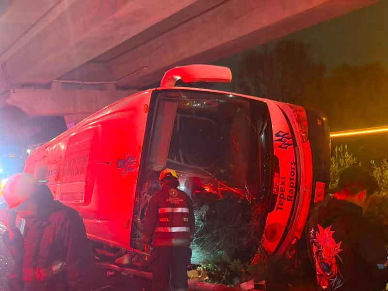 Brinda Gobierno de Puebla atención a lesionados tras volcadura de autobús