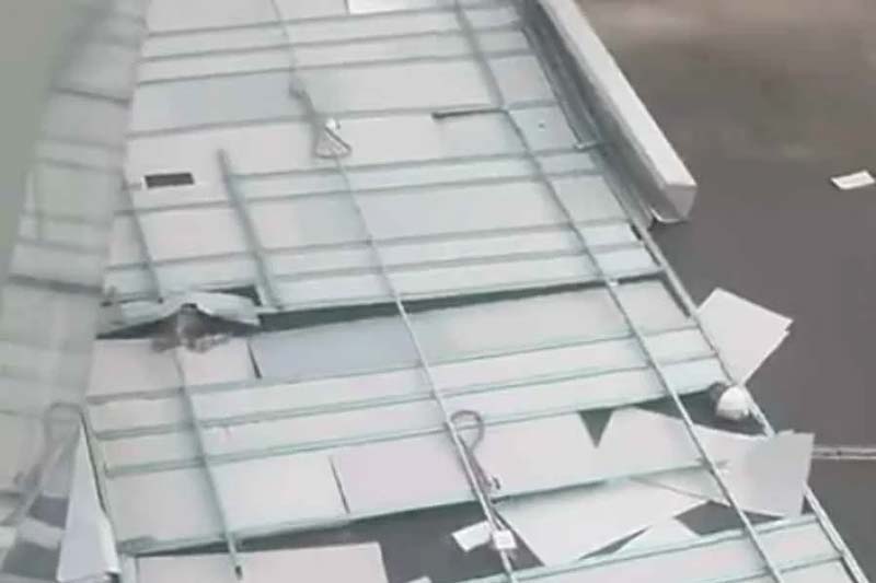 Incidente en el AICM: se desploma techumbre de puente peatonal y genera crisis vial