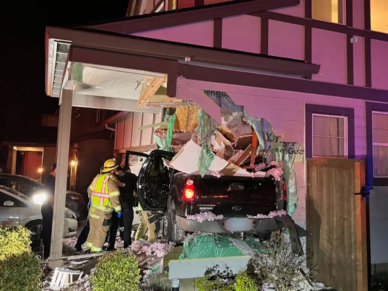 Camioneta sale disparada e impacta casa en Oregon