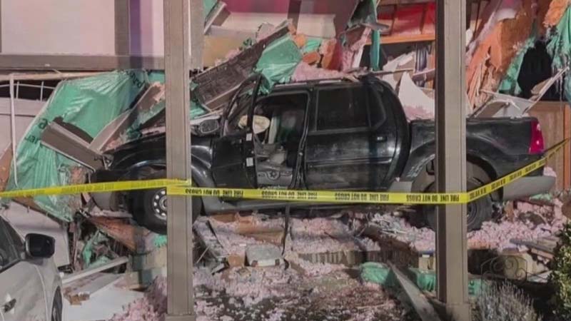 Camioneta sale disparada e impacta casa en Oregon