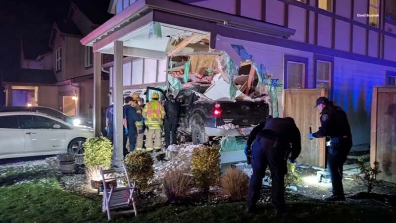 Camioneta sale disparada e impacta casa en Oregon