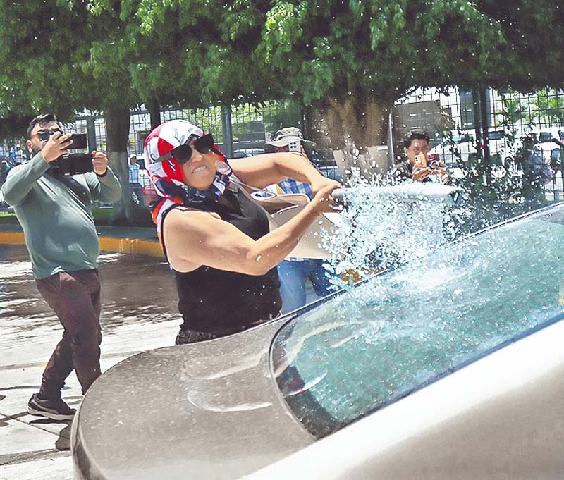 CNTE aumenta la presión y vandaliza exposición del Mundial tras fallida negociación con el Gobierno federal