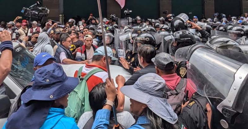 CNTE rompe cerco policial en el Zócalo pese a vallas y gases; se registra enfrentamiento con policías