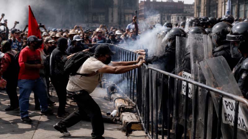 CNTE rompe cerco policial en el Zócalo pese a vallas y gases; se registra enfrentamiento con policías