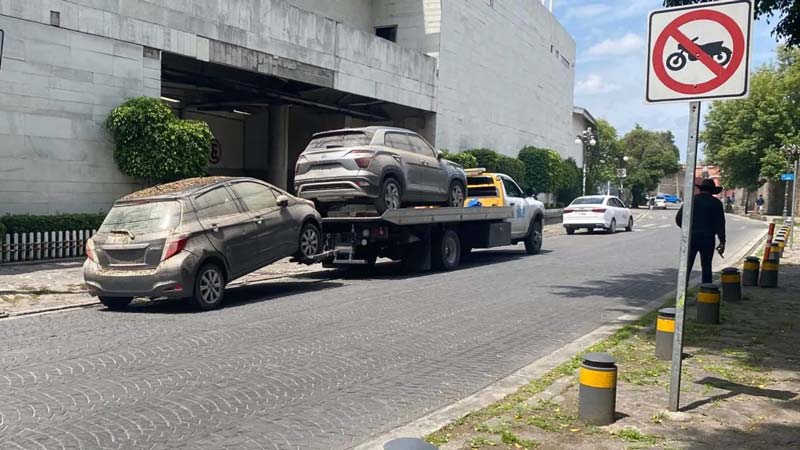 Continúan labores para retirar vehículos atrapados tras inundación en Paseo de San Francisco
