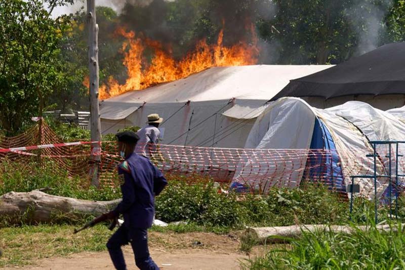 Crisis por ébola en Congo: suman 160 muertes y prenden fuego a centro de salud